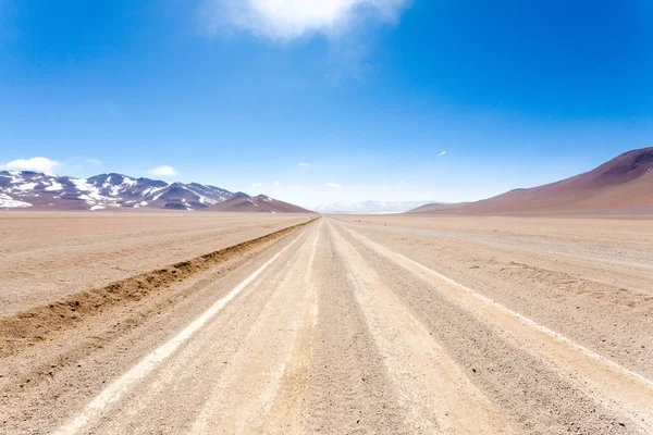 Boliviano vista strada sterrata, Bolivia Immagine Stock