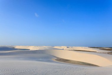 Beyaz kum tepeleri panorama Lencois Maranhenses Milli Parkı '
