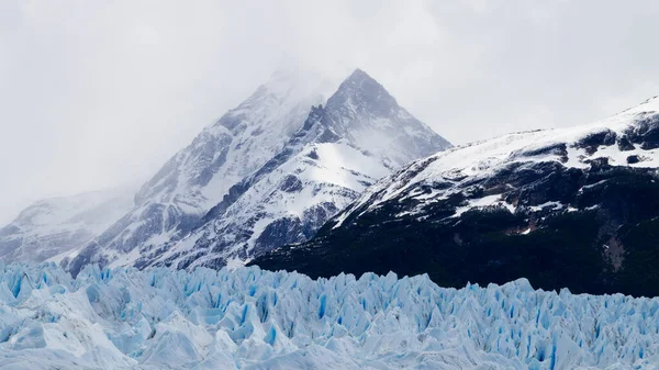 走在阿根廷巴塔哥尼亚的佩里托·莫雷诺冰川上 — 图库照片