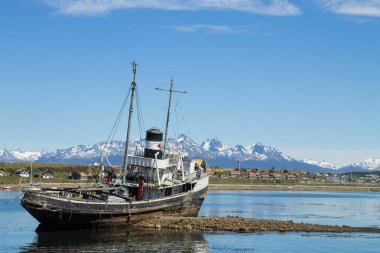Ushuaia liman, Arjantin manzara üzerinde beached gemi