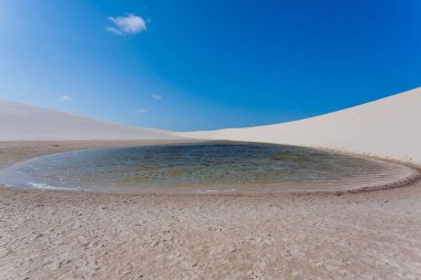 Beyaz kum tepeleri panorama Lencois Maranhenses Milli Parkı '