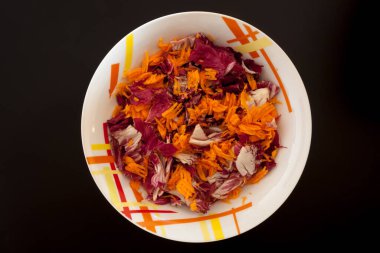 Siyah masa üzerinde havuçlu salata, üst manzara. Gıda arkaplanı