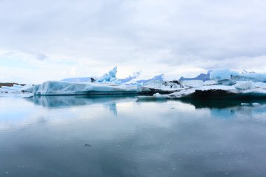 Jokulsarlon Buzul Gölü, İzlanda. Suda yüzen buzdağları. İzlanda manzarası