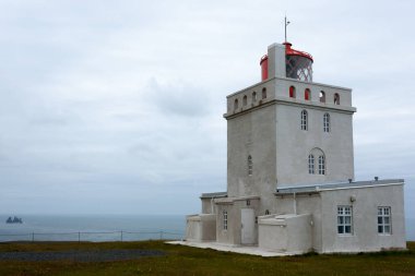 Dyrholaey deniz feneri görünümü. South Iceland landmark. Yakın bina