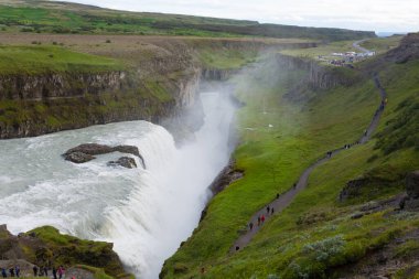 Gullfoss yaz sezonunda İzlanda 'ya düşer. İzlanda manzarası.