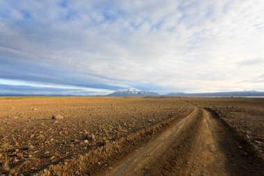 Toprak yol Hvitarvatn alan, İzlanda manzara. Perspektif görünümü yol.
