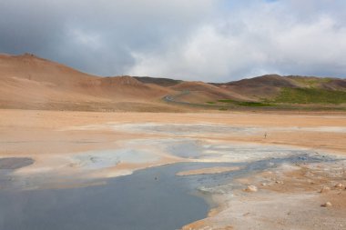 Hverir çamur havuzları görünümü, İzlanda dönüm noktası. İzlanda manzara