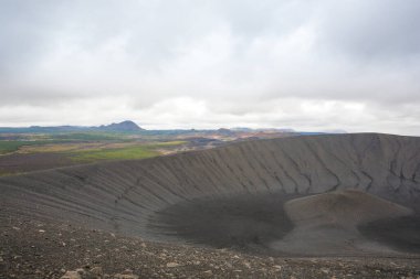 Hverfell Caldera yanardağ tepesi manzarası. Hverfjall, İzlanda simgesi
