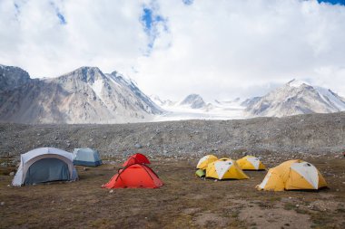 Moğolistan 'daki Altai Tavan Bogd Ulusal Parkı' ndaki Potanin Buzul Ana Kampı. Yürüyüş alanı