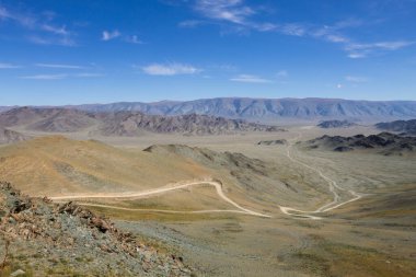 Toprak yollu manzara, Altai Tavan Bogd Ulusal Parkı, Moğolistan.