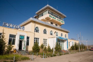 OLGII, MONGOLIA - 10 AĞUSTOS 2024: Olgii havaalanı dış görünüş, Moğolistan. Ulgii kasabası