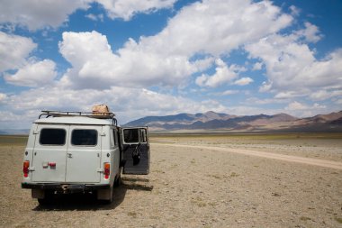 Moğolistan 'ın ücra bir bölgesinde farklı bir off-road aracı. Oigor vadisi bölgesi