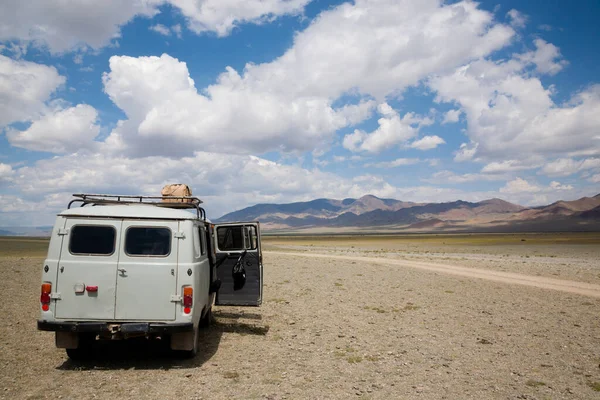 Moğolistan 'ın ücra bir bölgesinde farklı bir off-road aracı. Oigor vadisi bölgesi