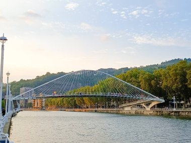 Zubizuri köprüsü Nervion nehri üzerinde, Bilbao, İspanya. Bağlı kemer köprüsü. Campo Volantin Köprüsü