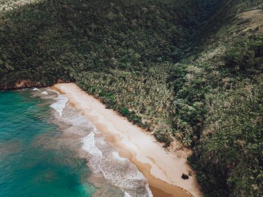 El Valle sahilinde küçük cennet kumsalı, mavi su ve yeşil dağlar, Samana, Dominik Cumhuriyeti.