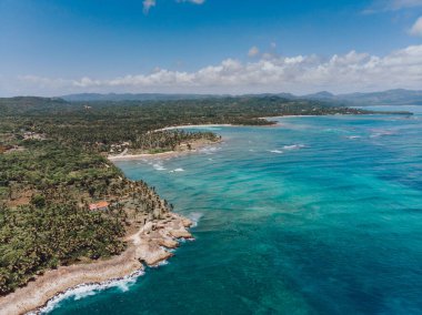 Atlantik Okyanusu 'nun mavi su lagünüyle kayalık kıyılarının hava aracı görüntüsü.