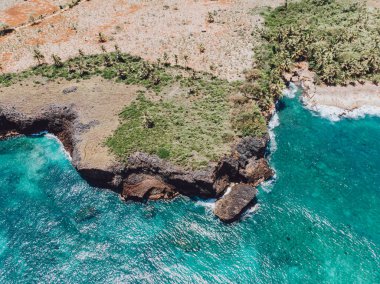 Atlantik Okyanusu 'nun mavi su lagünüyle kayalık kıyılarının hava aracı görüntüsü.