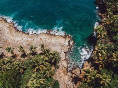 Atlantik Okyanusu 'nun mavi su lagünüyle kayalık kıyılarının hava aracı görüntüsü.