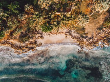 Dominik Cumhuriyeti, Barahona 'daki kayalar arasındaki cennet kumsalının insansız hava aracı görüntüsü.