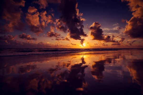 Ουράνια Αντανάκλαση Στην Παραλία Στο Ηλιοβασίλεμα — Φωτογραφία Αρχείου