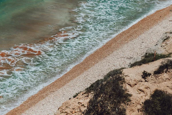 Veduta Aerea Drone Della Spiaggia Ghiaia Arancione Onde Dell Oceano Immagini Stock Royalty Free