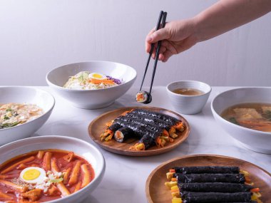 Kore mutfağı. Üst manzara, tavuklu ve sebzeli Kore pirinci düzlüğü. Geleneksel Kore yemekleri.