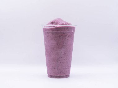 Beyaz arka planda buzlu taze çilekli smoothie.