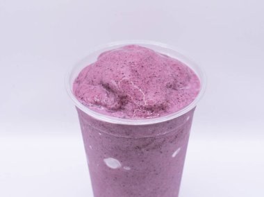 yaban mersinli smoothie beyaz üzerine izole