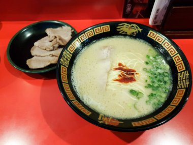 Tavuk ve sebzeli Japon eriştesi.