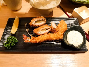 Limonlu kızarmış tavuk ve salata.