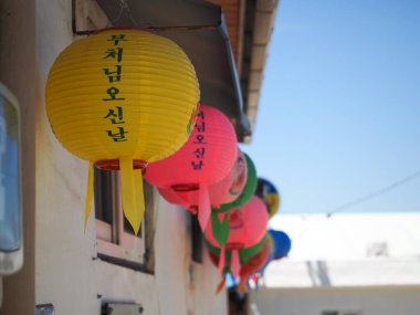 Evin girişinde renkli fenerler var..