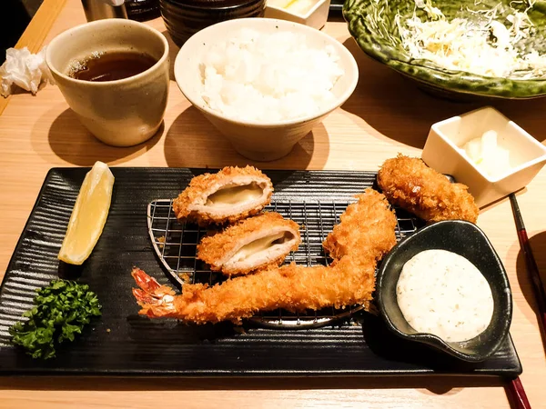 Japon mutfağı. Kızarmış balık ve pilav.