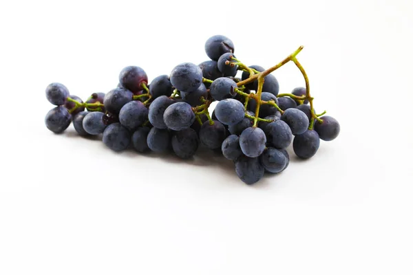 Czarne Winogrona Duże Świeże Owoce Zielonymi Liśćmi Białym Tle — Zdjęcie stockowe