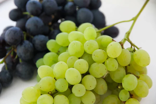 Zielone Winogrona Duża Ilość Świeżych Owoców Zielonymi Liśćmi Białymi Tłami — Zdjęcie stockowe
