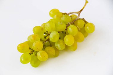 Beyaz arkaplanda izole edilmiş yeşil üzümler