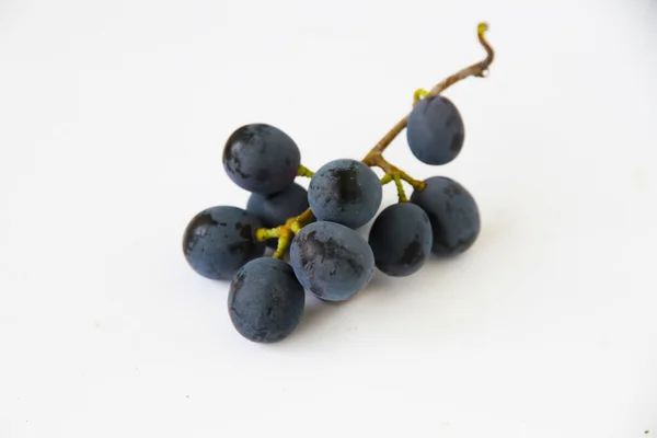 Black Grapes Large Fresh Fruits Green Leaves White Background — Stock Photo, Image