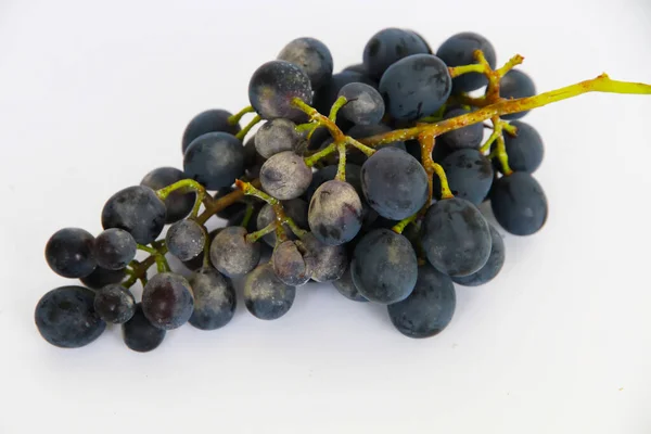 Uvas Negras Grandes Frutas Frescas Con Hojas Verdes Sobre Fondo — Foto de Stock