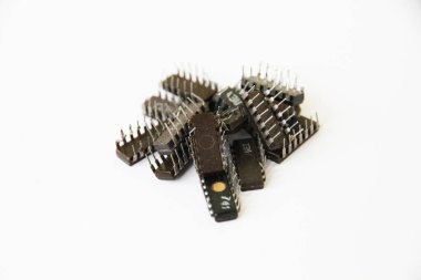 Beyaz arka planda eski yüksek voltajlı fitiller..