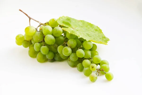 Zielone Winogrona Izolowane Białym Tle Rodzynki Liściem Winogron — Zdjęcie stockowe