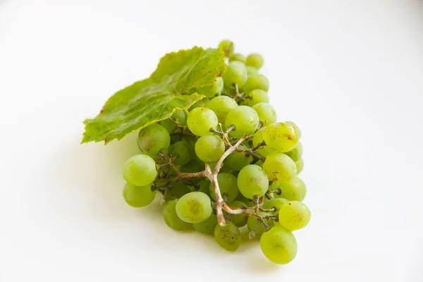 Zielone Winogrona Izolowane Białym Tle Rodzynki Liściem Winogron — Zdjęcie stockowe