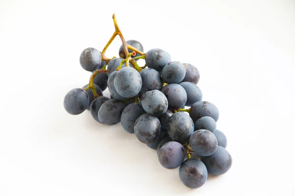 Czarne Winogrona Duża Ilość Świeżych Owoców Zielonymi Liśćmi Białymi Tłami — Zdjęcie stockowe