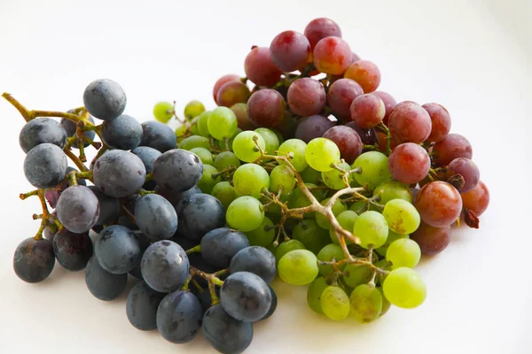 Svarta Druvor Stora Mängder Färsk Frukt Med Gröna Blad Och — Stockfoto