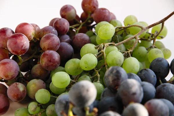 Svarta Druvor Stora Mängder Färsk Frukt Med Gröna Blad Och — Stockfoto