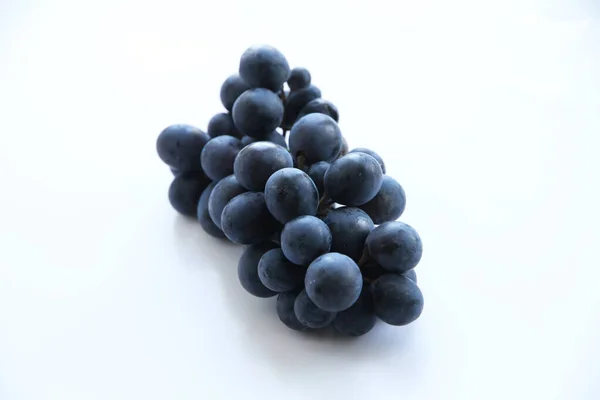 Czarne Winogrona Duże Świeże Owoce Zielonymi Liśćmi Białym Tle — Zdjęcie stockowe
