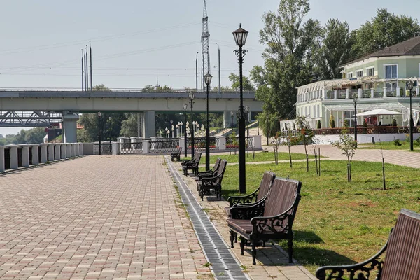 Дерев Яні Лавки Набережній Річки — стокове фото