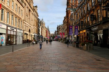 Glasgow İskoçya - 20 Ağustos 2017: Şehir merkezinde sadece Buchanan Caddesi 'nin manzarası, eski binalar ve dükkanlar çerçevenin yan taraflarında