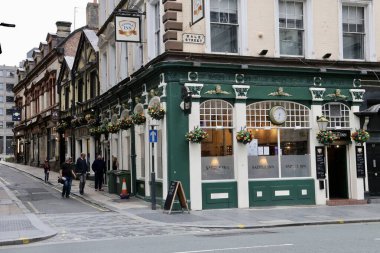 Liverpool UK - 20 Ağustos 2017: Liverpool şehir merkezi yakınlarındaki bir binanın klasik zemin katı