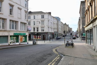 Glasgow İskoçya - 20 Ağustos 2017: Glasgow şehrinin merkezinde bir yaz akşamı boş sokaklar, apartmanlar, park edilmiş arabalar ve bisikletlerle