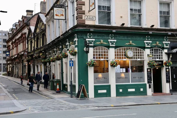 Liverpool UK - 20 Ağustos 2017: Liverpool şehir merkezi yakınlarındaki bir binanın klasik zemin katı