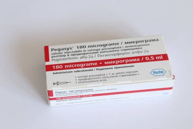 Bükreş Romanya - 5 Eylül 2020: Viral Hepatit B ve Hepatit C tedavisinde kullanılan kullanılmış Pegasys Interferon kutusu